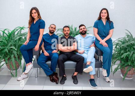 Un groupe d'étudiants dans le hall de l'université de médecine. Une équipe de stagiaires chirurgicaux dans le couloir de l'hôpital de formation Banque D'Images