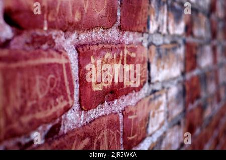 L'amour et le symbole de l'affection rayés sur le vieux mur de brique Banque D'Images