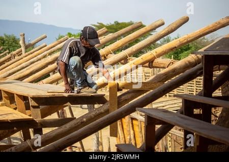 homme de fabrication de toit en bois, maçon de fabrication de coffrage de toit, avec chapeau et marteau, mexique Banque D'Images