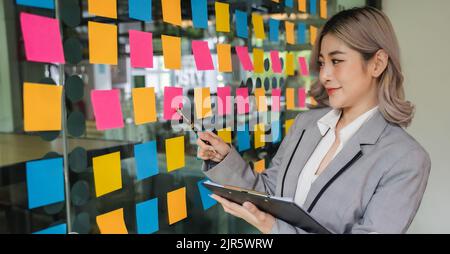 Photo de profil de la belle femme d'affaires personne regardant sérieusement la pensée idée portrait intérieur regardant la fenêtre de l'information confiante Banque D'Images