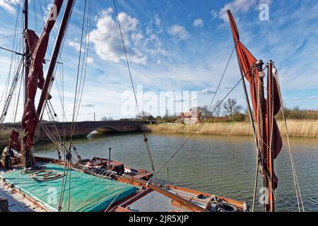 Pont Snape traversant la rivière ADLE dans le Suffolk, avec la Barge Thames en premier plan. Banque D'Images