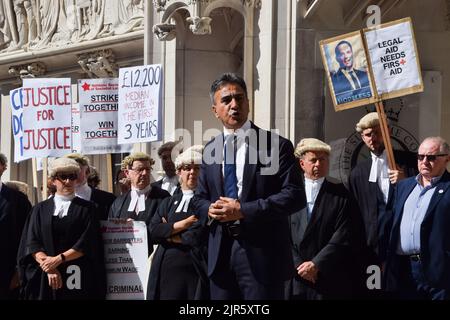 Londres, Royaume-Uni. 11th juillet 2022. Le président de l'Association du Barreau criminel JO Sidhu QC parle à l'extérieur du tribunal. Les avocats criminels se sont rassemblés devant la Cour suprême alors que les grèves sur la rémunération et les frais d'aide juridique entrent dans leur troisième semaine. Banque D'Images