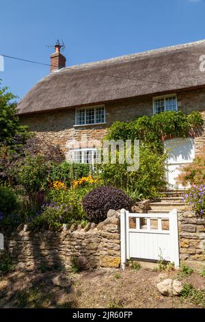 Une belle maison de chaume avec un jardin de chalet à Abbotsbury Dorset Banque D'Images