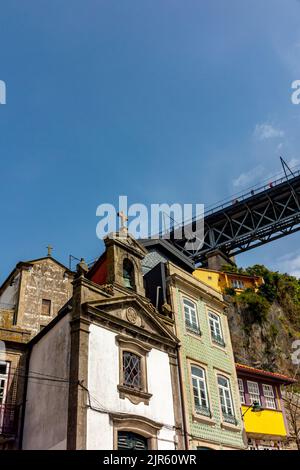 Pont Luiz 1 pont sur le fleuve Douro à Porto Portugal conçu par Theophile Seyrig partenaire de Gustave Eiffel et utilisé par les tramways et les piétons. Banque D'Images