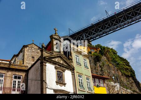 Pont Luiz 1 pont sur le fleuve Douro à Porto Portugal conçu par Theophile Seyrig partenaire de Gustave Eiffel et utilisé par les tramways et les piétons. Banque D'Images