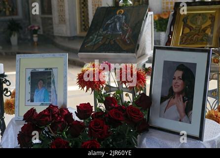 KIEV, UKRAINE - le 21 AOÛT 2022 - les photographies de l'actrice, du cinéaste et de l'hôtesse de télévision ukrainienne Ruslana Pysanka et de sa mère Dina Vasylivna a Banque D'Images