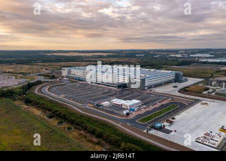 LEEDS, ROYAUME-UNI - 22 AOÛT 2022. Vue aérienne d'un grand entrepôt de distribution Amazon Prime à Gateway 45 près de l'autoroute M1 à Leeds, Royaume-Uni Banque D'Images