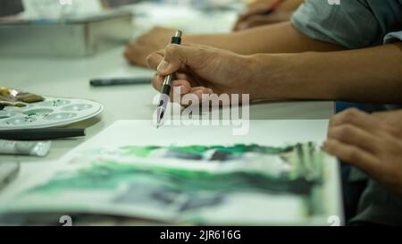 personne qui dessine à la main avec un stylo, un crayon et de l'encre, des perspectives architecturales, en couleur. Banque D'Images