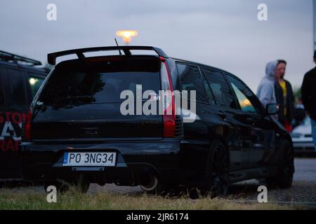 Une voiture rencontre l'arrière d'une Mitsubishi lancer Evolution VIII Wagon noire avec les gens derrière Banque D'Images