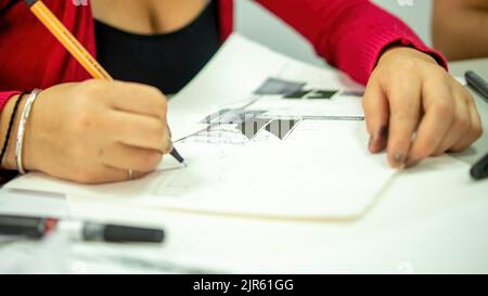 personne qui dessine à la main avec un stylo, un crayon et de l'encre, des perspectives architecturales, en couleur. Banque D'Images