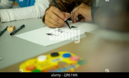 personne qui dessine à la main avec un stylo, un crayon et de l'encre, des perspectives architecturales, en couleur. Banque D'Images