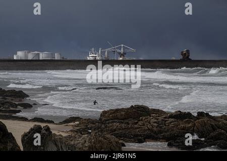 La plage de LECA da Palmeira et le port de Leixoes, un point de surf intéressant du nord du Portugal Banque D'Images