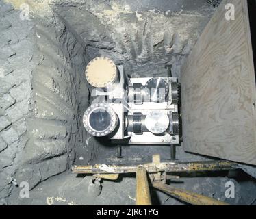 BOULE DE FEU DIAMOND FORTUNE TEMP. A92238 U12P EXP. 30 DEG. STEVEN LOCKWOOD (INGÉNIEUR DE PROJET) FÉV 11 92 EG&G/NTS PHOTO LAB DATE DE PUBLICATION : 2/11/1992 DIAMOND FORTUNE; FORTUNE DIAMANT TEST; EDGERTON, GERMESHAUSEN & GRIER; EG&G; ÉQUIPEMENT ; ÉQUIPEMENT (SNL) ; EXPÉRIENCE DE BOULE DE FEU ; TEMPÉRATURE DE BOULE DE FEU EXP. 30 DEG. ; TEMPÉRATURE DE LA BOULE DE FEU EXPÉRIENCE ; INSTRUMENTS ET ÉQUIPEMENT ; NEVADA ; SITE D'ESSAI DU NEVADA ; NTS ; TECHNOLOGIE DE L'ÉNERGIE NUCLÉAIRE; ESSAIS NUCLÉAIRES; ESSAIS NUCLÉAIRES; TUNNEL P; TUYAUX; SITES D'ESSAI; TUNNELS; UGT; SOUTERRAIN; ESSAIS SOUTERRAINS; FILS ET CÂBLES ; IMAGES HISTORIQUES DE TEMP DIAMOND FORTUNE-FIREBALL. 1972 - 2012. Banque D'Images