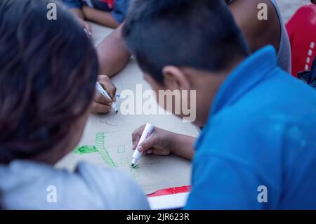 personne qui dessine à la main avec un stylo, un crayon et de l'encre, des perspectives architecturales, en couleur. Banque D'Images