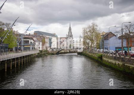 CORK, IRLANDE. 04 AVRIL 2022. Vue sur l'église depuis le remblai. Banque D'Images