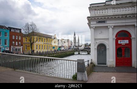 CORK, IRLANDE. 04 AVRIL 2022. Vue sur l'église depuis le remblai. Banque D'Images