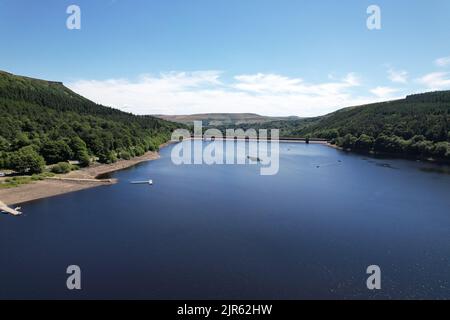 Réservoir de Ladybower Peak District England vue aérienne de drone Banque D'Images