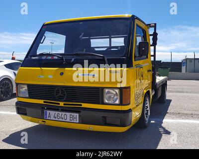 Un vieux camion Mercedes Benz MB100 jaune garé Banque D'Images