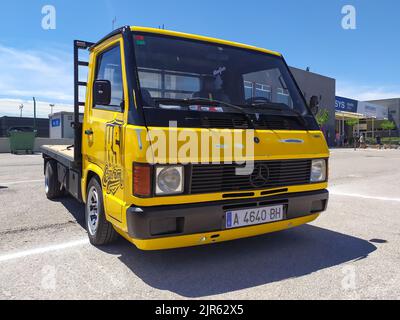 Un vieux camion Mercedes Benz MB100 jaune garé Banque D'Images