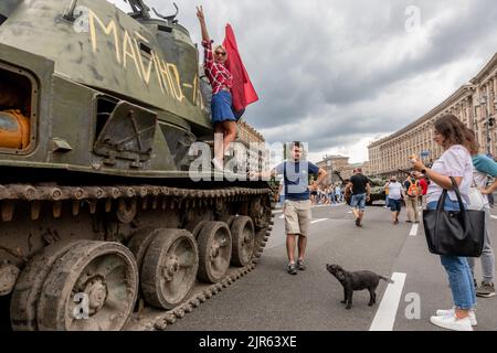 Kiev, Ukraine. 20th août 2022. Une femme avec un drapeau rouge et noir de l'organisation des nationalistes ukrainiens pose sur une arme automotrice détruite. Une exposition de matériel russe détruit est organisée sur Khreshchatyk. Il y a six mois, le président russe Vladimir Poutine avait ordonné à ce matériel militaire d'envahir l'Ukraine. Il aurait estimé qu’ils s’emparaseraient de Kiev en trois jours. (Photo de Mykhaylo Palinchak/SOPA Images/Sipa USA) crédit: SIPA USA/Alay Live News Banque D'Images