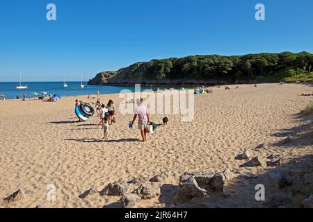 Personnes famille vacanciers marchant sur la plage de sable en été à Barafundle Bay, Stackpole dans Pembrokeshire West Wales UK KATHY DEWITT Banque D'Images