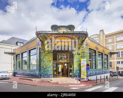 Décoration extérieure en céramique du pavillon octogonal du Verdurier, construit en 1919 à Limoges, haute-Vienne (87), France. Banque D'Images