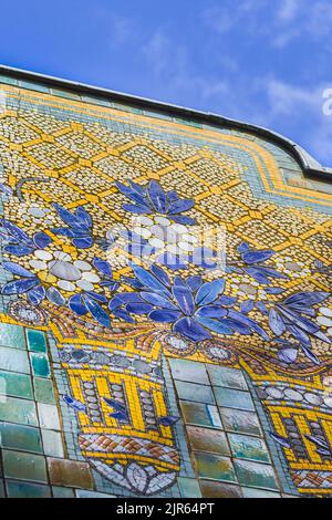 Décoration extérieure en céramique du pavillon octogonal du Verdurier, construit en 1919 à Limoges, haute-Vienne (87), France. Banque D'Images