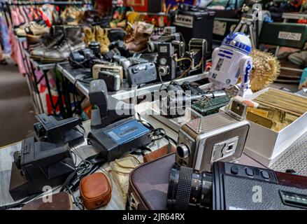 Un tas d'anciens appareils photo d'époque exposés sur une table à un marché aux puces de Paris, en France Banque D'Images