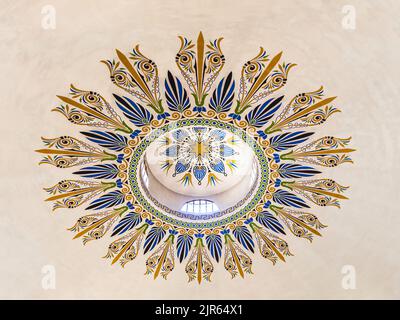 Décoration intérieure peinte au plafond du pavillon octogonal du Verdurier, construit en 1919 à Limoges, haute-Vienne (87), France. Banque D'Images