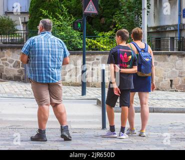 Famille au panneau vert indiquant un passage sûr - imoges, haute-Vienne (87), France. Banque D'Images