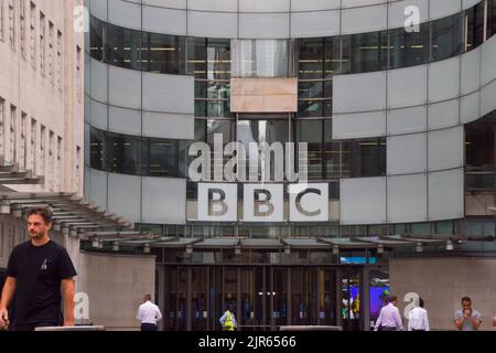 Londres, Angleterre, Royaume-Uni. 22nd août 2022. Vue extérieure de Broadcasting House, siège de la BBC dans le centre de Londres. Le Guardian a indiqué que le personnel de la BBC est sur le point de publier un rapport qui montre que le projet de fusionner BBC News et BBC World News, son service commercial mondial, aura un impact négatif sur la couverture médiatique et les chiffres des téléspectateurs. (Image de crédit : © Vuk Valcic/ZUMA Press Wire) Banque D'Images