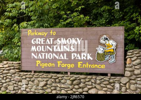 Un panneau indiquant le parc national des Great Smoky Mountains se trouve sur le côté de la route. Banque D'Images