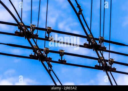 Lignes électriques aériennes de 600 volts pour le système de transport de trolleybus de Limoges - Limoges, haute-Vienne (87), France. Banque D'Images