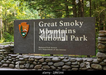 Un panneau indiquant le parc national des Great Smoky Mountains se trouve sur le côté de la route. Banque D'Images