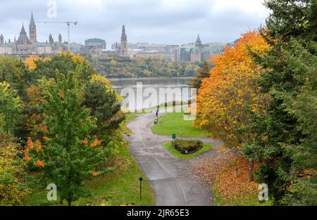 Feuillage d'automne à Ottawa, Ontario, Canada. Voyageur Pathway automne rouge feuilles paysage. Banque D'Images
