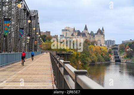 Ottawa, Ontario, Canada - 16 octobre 2021 : les gens qui pédalent et se promo sur le sentier transcanadien du pont Alexandra. Paysage d'automne. Banque D'Images