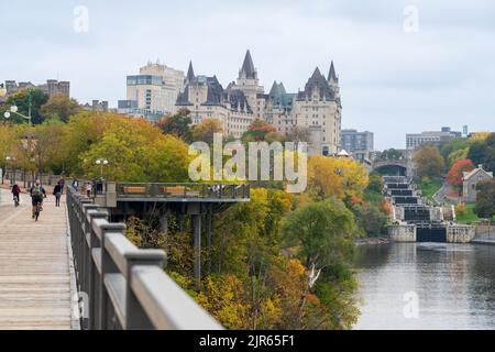 Ottawa, Ontario, Canada - 16 octobre 2021 : les gens qui pédalent et se promo sur le sentier transcanadien du pont Alexandra. Paysage d'automne. Banque D'Images