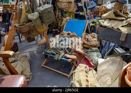 Une grande sélection de sacs et d'autres articles à vendre sur un marché aux puces de Paris, France Banque D'Images