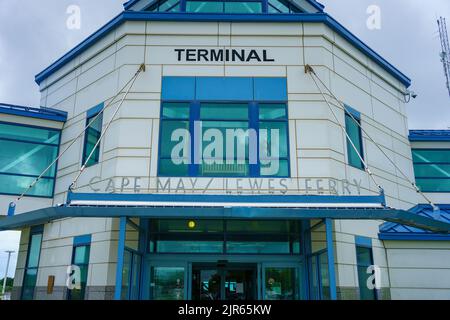 Cape May, NJ, États-Unis - 21 août 2022 : terminal du ferry de Cape May - Lewes Delaware. Le ferry traverse la baie du Delaware tous les jours. Banque D'Images