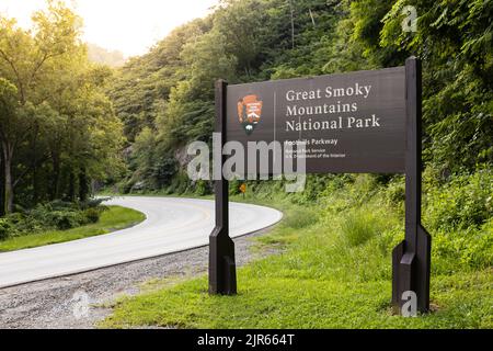 Un panneau indiquant le parc national des Great Smoky Mountains se trouve sur le côté de la route. Banque D'Images