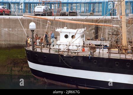 Ramsey, Île de Man - 16 juin 2022 : navire d'entraînement à voile Pelican de Londres au quai de Ramsey. Banque D'Images