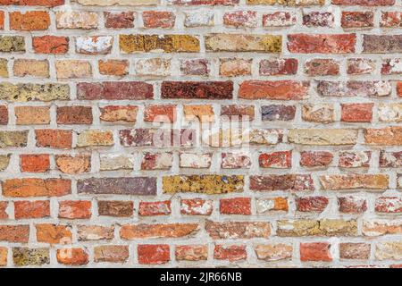 Variante inhabituelle du brickwork anglais Bond avec des rangées alternatives d'en-têtes et de brancards (utilisant des briques réutilisées?) À Bruges, Belgique Banque D'Images