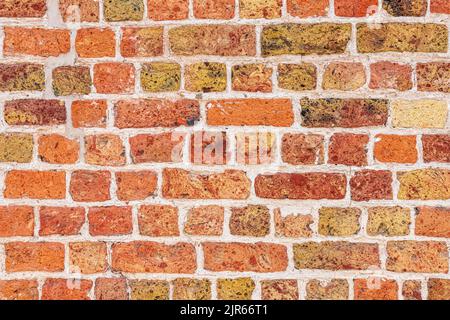 Variante inhabituelle du brickwork anglais Bond avec des rangées alternatives d'en-têtes et de brancards (utilisant des briques réutilisées?) À Bruges, Belgique Banque D'Images