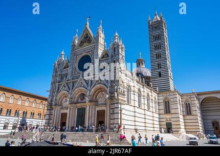 Duomo de Sienne (cathédrale) et Campanile (clocher) sur la Piazza del Duomo à Sienne, Toscane, Italie Banque D'Images