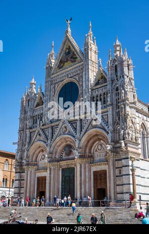 Façade occidentale du Duomo di Siena sur la Piazza del Duomo à Sienne, Toscane, Italie Banque D'Images