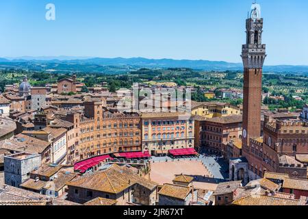 Vue aérienne sur les toits jusqu'à la Piazza del Campo avec Torr del Mangia (clocher) sur la droite depuis le point d'observation de Facciatone à Sienne, Toscane, Italie Banque D'Images