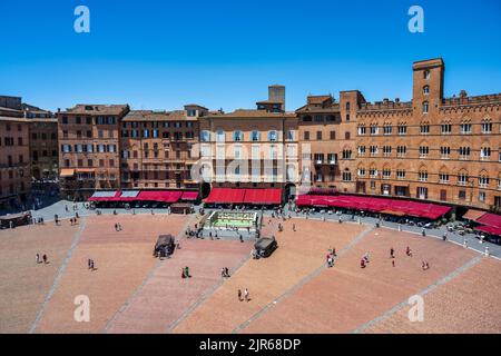 Vue imprenable sur les bâtiments médiévaux entourant la Piazza del Campo à Sienne, Toscane, Italie Banque D'Images