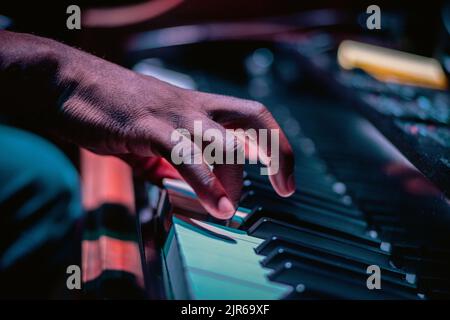 Gros plan sur des doigts d'homme jouant des clés de piano Banque D'Images