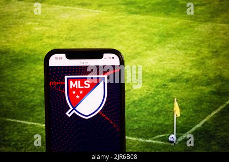 KONSKIE, POLOGNE - 21 août 2022: Smartphone affichant le logo de MLS sur fond de stade de football Banque D'Images