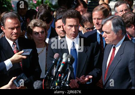 Le procureur général du Mississippi, Mike Moore, au centre, et négociateur en chef dans le procès entre les États et l'industrie du tabac, annonce un accord provisoire lors d'une conférence de presse impromptue, 19 juin 1997 à Washington, D.C., en présence de Moore sont Arizona AG Grant Woods, Washington AG Christine Gregoire, Connecticut AG Richard Blumenthal, Et Florida AG Robert Butterworth. Le règlement vaut $246 milliards pour les États, dont $4,1 milliards pour le Mississippi. Banque D'Images